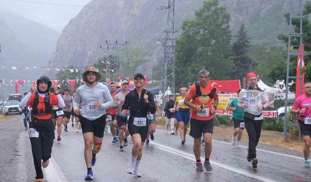21 kilometrelik dağ koşusunda nefes kesen mücadele