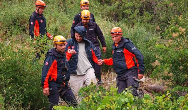 Kayalık alanda mahsur kalan genç, AFAD'ın 2 saatlik operasyonuyla kurtarıldı