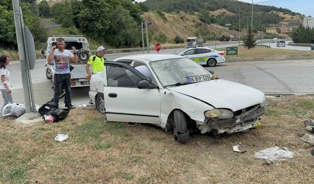 Otomobilin refüje çıktığı kaza maddi hasarla atlatıldı