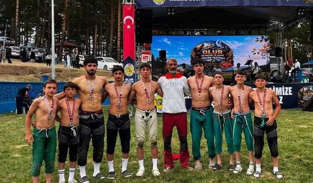 Güreşçilerden Madalya Yağmuru