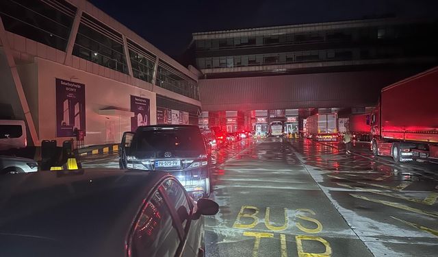 Sarp Sınır Kapısı’nda Akşam Çilesi: Yoğunluğa Elektrik Kesintisi de Eklendi