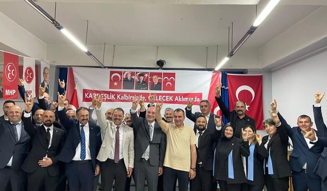 MHP Borçka İlçe Kongresi'nde Erdal Osmanoğlu Güven Tazeledi
