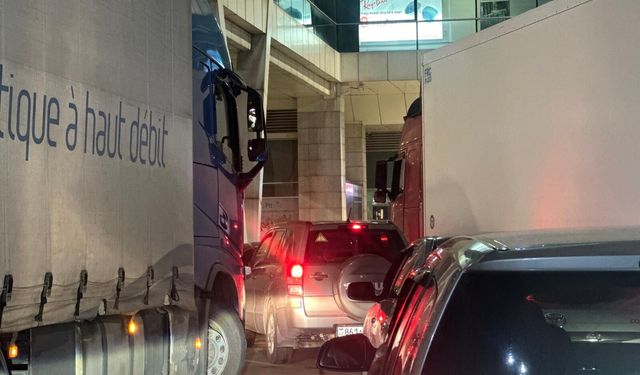Sarp’ta Gece Çilesi: Küçük Araçlar TIR Kuyrukları Arasında Mahsur Kalıyor
