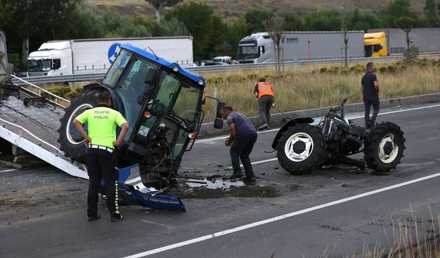 Erzurum'da yolcu otobüsünün traktöre çarptığı kaza anı güvenlik kamerasında