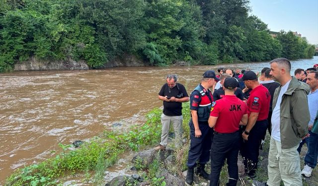 Giresun'da debisi yükselen derede akıntıya kapılan 3 kişi kayboldu