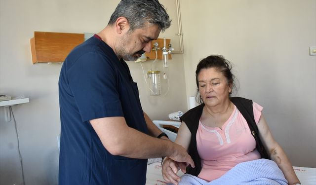 Görme kaybı şikayetiyle gittiği hastanede tıkalı şah damarı el bileğinden operasyonla açıldı