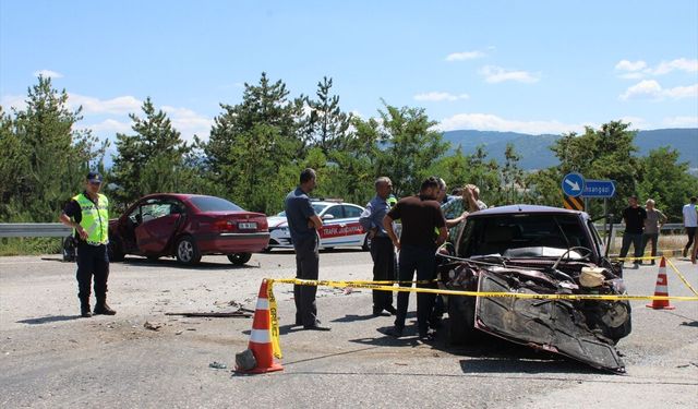 Kastamonu'da iki otomobilin çarpıştığı kazada 1 kişi öldü, 3 kişi yaralandı