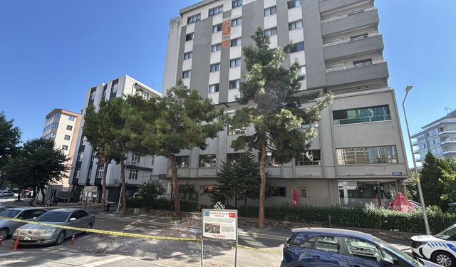 Öğretmenevi'nin duvarından düşen beton parçaları nedeniyle yol trafiğe kapatıldı