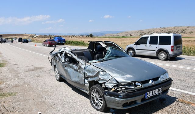 Samsun'da kamyonet ile otomobil çarpıştı, 6 kişi yaralandı