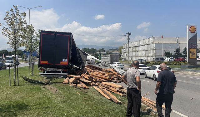 Samsun'da kazaya karışan tırdan yola saçılan keresteler ulaşımı aksattı