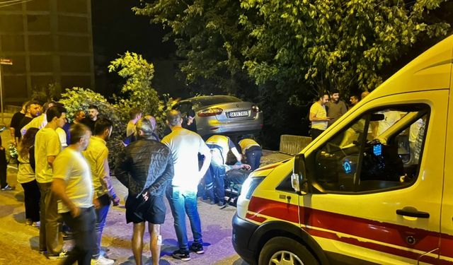 Sinop'ta ağaca çarpan otomobildeki 2 kişi yaralandı