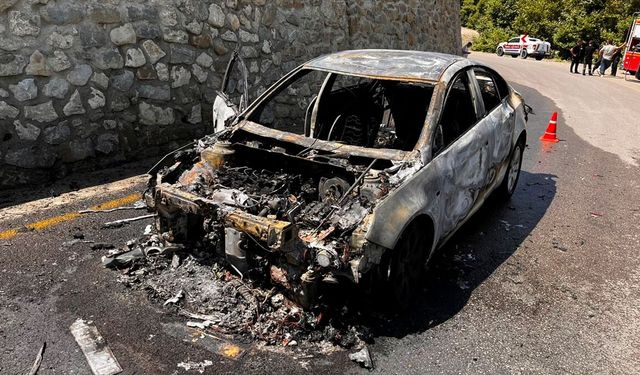 Sinop'ta seyir halindeyken yanan otomobil kullanılamaz hale geldi