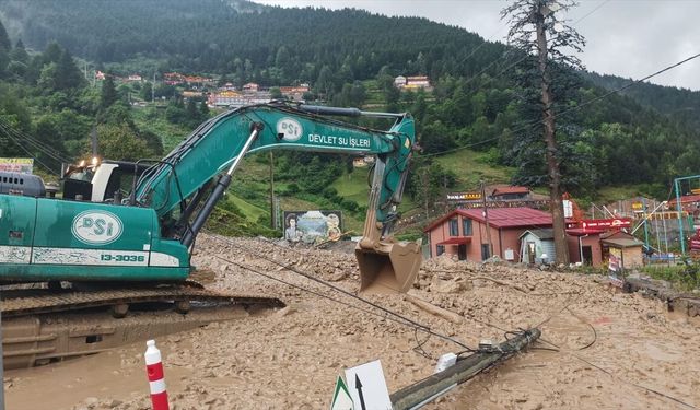 Trabzon'da sağanak nedeniyle taşan derede çalışmalar sürüyor