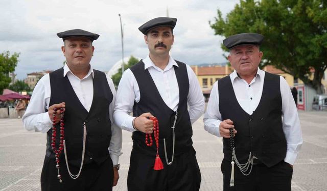 Çarşamba Beyleri, geleneksel kıyafetleriyle geçmişi geleceğe taşıyor