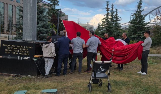 Erzurum'da bayrak sevgisi tek yürek oldu: Vatandaş ve görevliler ele ele verdi