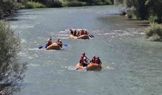 Erzurum'da rafting yarışları nefes kesti: Alabora olan botlar kıyasıya yarıştı