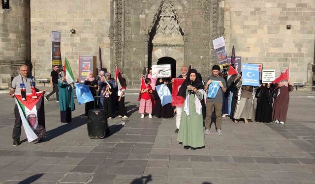 Erzurum'da sağlık çalışanları Gazze için yürüdü