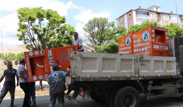 İlçenin dört bir yanına giysi kumbaraları