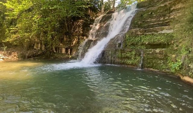 Şelaleden düşen genç yaralandı