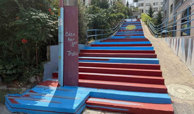 Trabzon'da kaldırımlar bordo maviye boyanıyor
