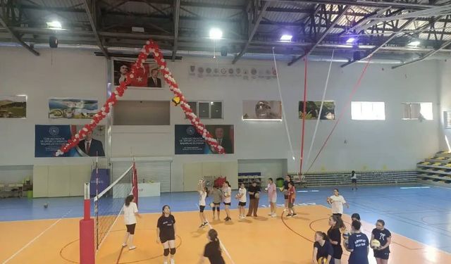 Arhavi'de GSB Spor Okulları Voleybol Kursu Tam Gaz Devam Ediyor