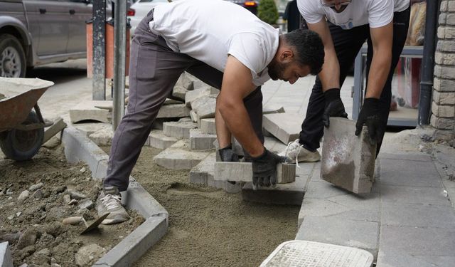 İnönü Caddesi’nde Kaldırımlar Yenileniyor