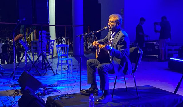 Tolga Sağ’ın Türküleri Kemalpaşa’da Yankılandı
