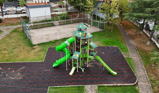 Bafra'da parklara yeni nesil oyun alanı kuruldu