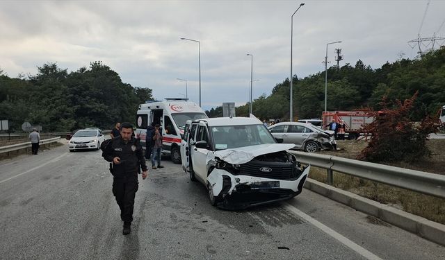 Çorum'da otomobil ile hafif ticari aracın çarpıştığı kazada 3 kişi yaralandı