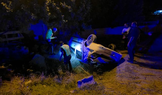 Erzincan'da devrilen otomobildeki sürücü ile eşi yaralandı