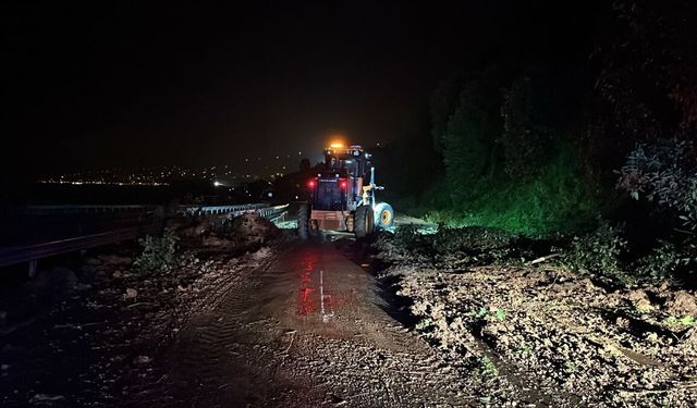Giresun'da toprak kayması sonucu iki otomobil zarar gördü