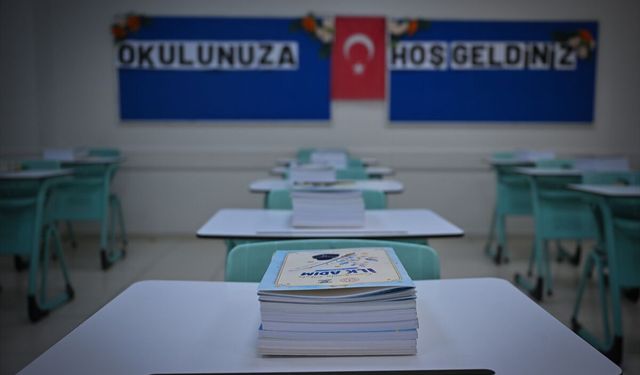 MEB'in ücretsiz ders kitapları okullardaki yerini aldı