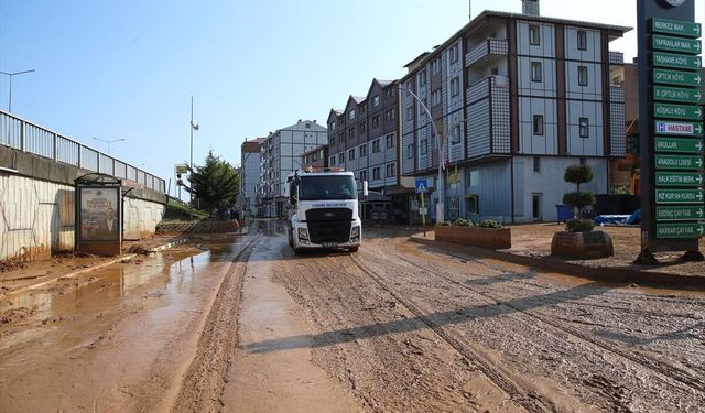 Rize'de sağanağın ardından temizlik ve hasar tespit çalışmaları sürüyor