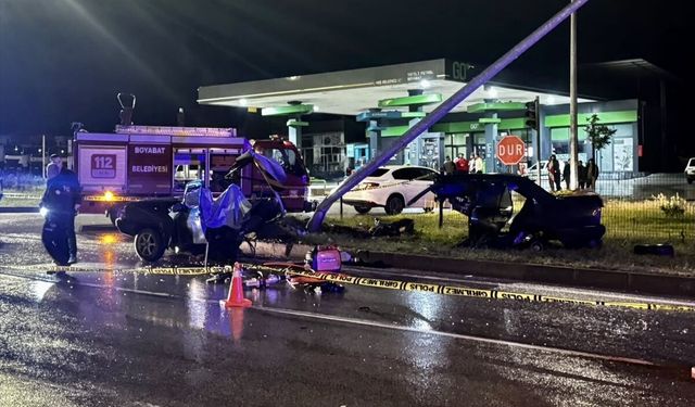 Sinop'ta aydınlatma direğine çarpan otomobildeki 1 kişi öldü, 2 kişi yaralandı