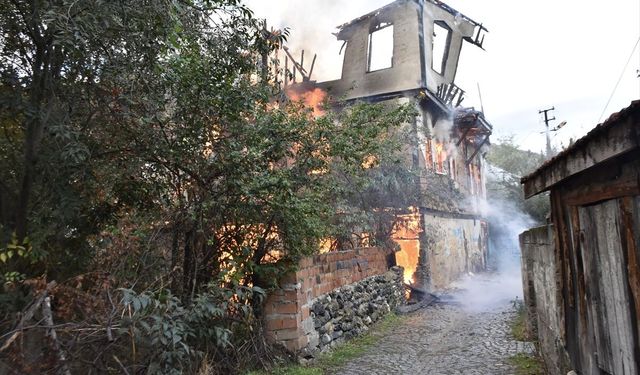 Sinop'ta tarihi ahşap bina yangında kullanılamaz hale geldi
