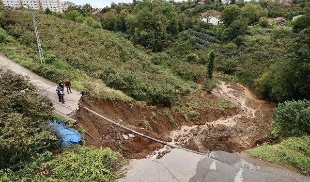 Trabzon'da toprak kayması nedeniyle mahalle yolunda çökme meydana geldi
