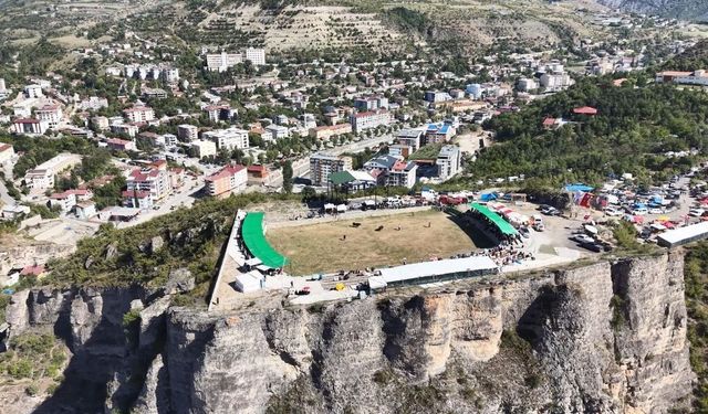 250 Metre Yükseklikteki Arenada Yılın Son Boğa Güreşleri Yapıldı