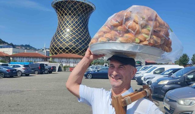 34 yıldır ekmeğini başının üstünde taşıdığı tepsi ile kazanıyor
