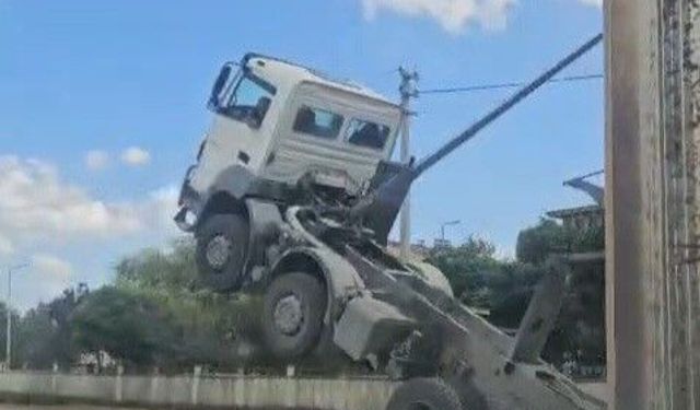 Başüstü levhaya çarpan kamyon şaha kalktı