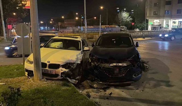 Erzurum'da kavşakta otomobiller çarpıştı: 2 yaralı