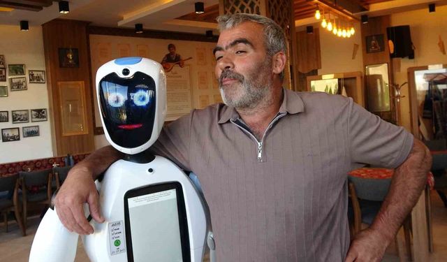 Erzurumlular robot Şukufe'yi çok sevdi: 'Ağzı olsa cağ kebabı yiyecek'