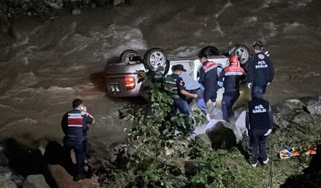 Trabzon'da dereye devrilen otomobilin sürücüsü öldü