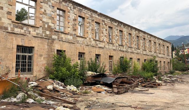 Yeni Parti Ardanuç’tan Tarihi Lise İçin Sert Tepki: “Göz Göre Göre Çürümeye Terk Edildi”
