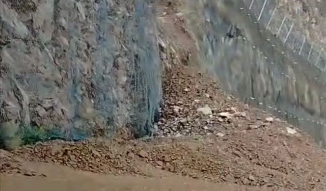 Yusufeli-Artvin Yolunda Heyelan!