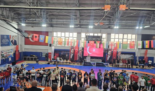 20 ÜLKEDEN 140 SPORCU ARTVİN’DE MİNDERDE