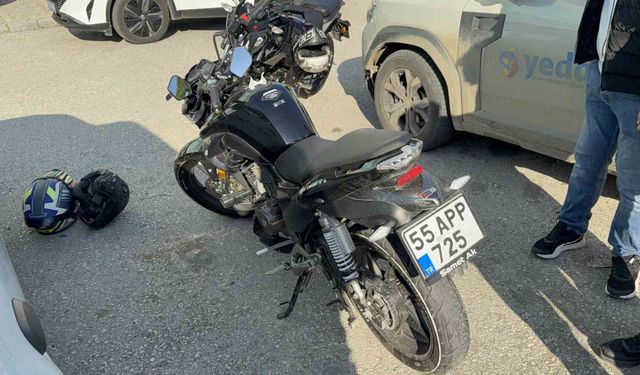 Atakum'da motosiklet otomobil lle çarpıştı: 1 yaralı