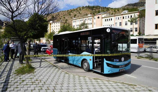 Gümüşhane'de otomobil durakta bekleyen otobüse çarptı: 2 yaralı