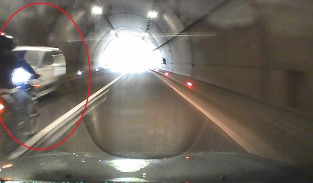 Motosiklet sürücüsü otomobillerin arasında kalmaktan kıl payı kurtuldu