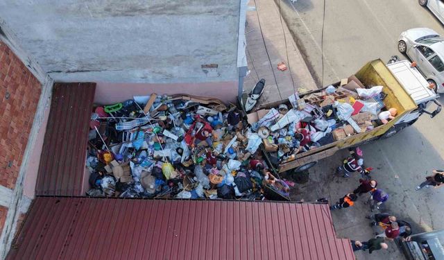 Ordu'da kötü koku ihbarı yapılan evden 20 kamyon çöp çıktı