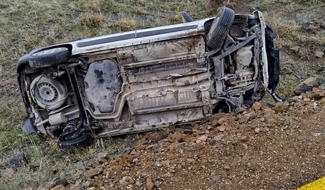 Takla atan otomobil korkuttu: 2 kişi yaralandı